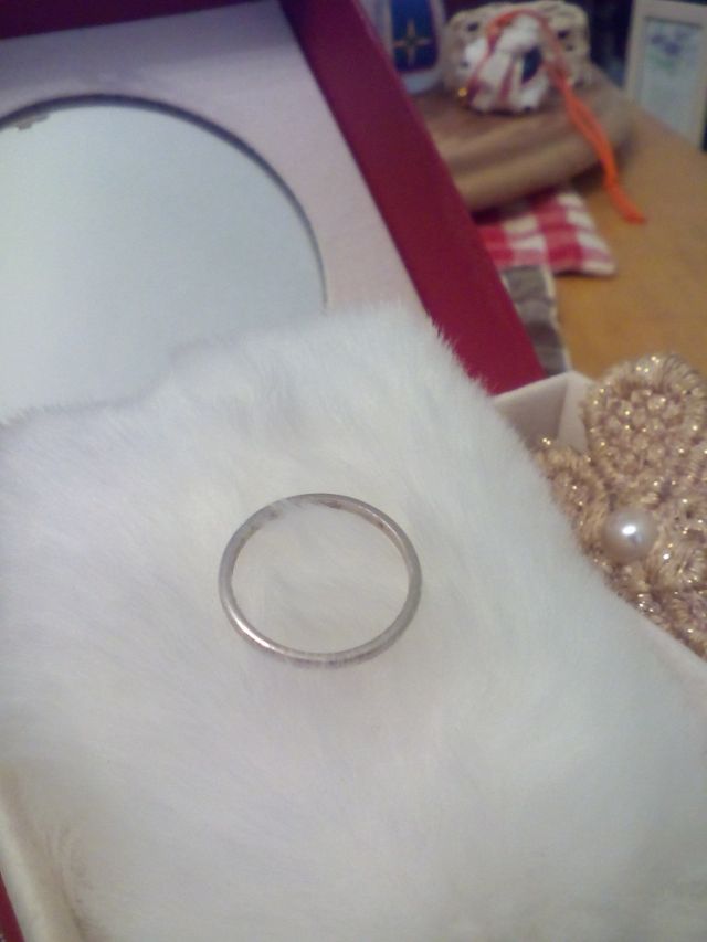 内側には日付とイニシャルが入っています