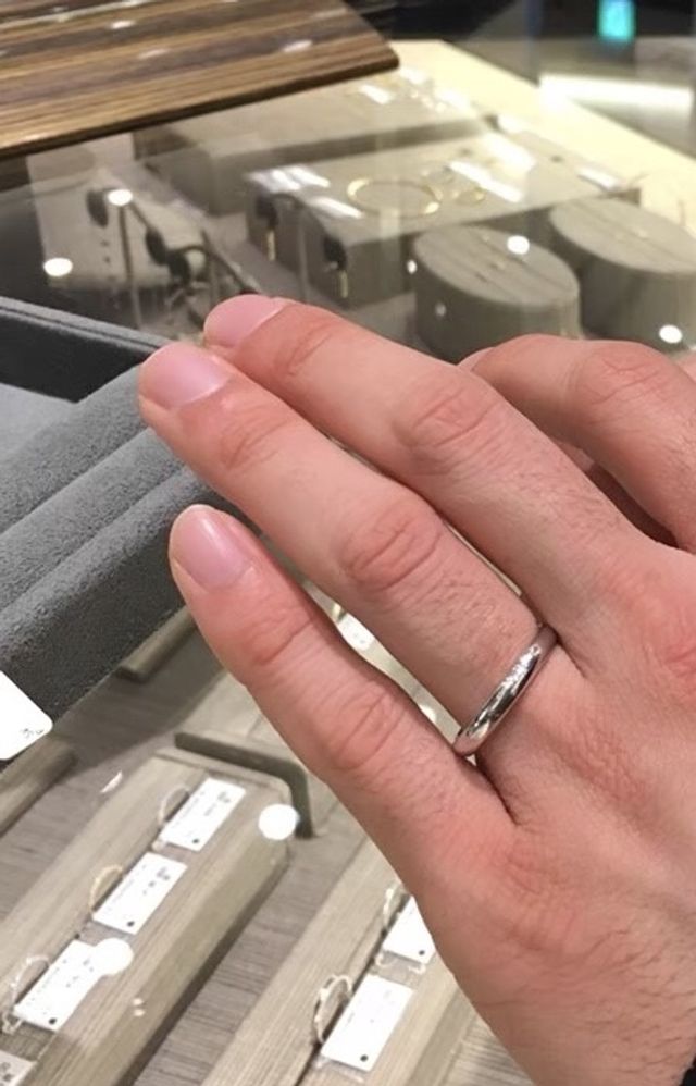 ラウンド形の優しいデザインとシンプルなプラチナ素材