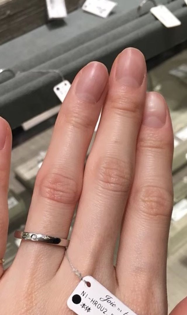 他のリングとの重ね付けでも楽しめるダイヤ付きのシンプル指輪