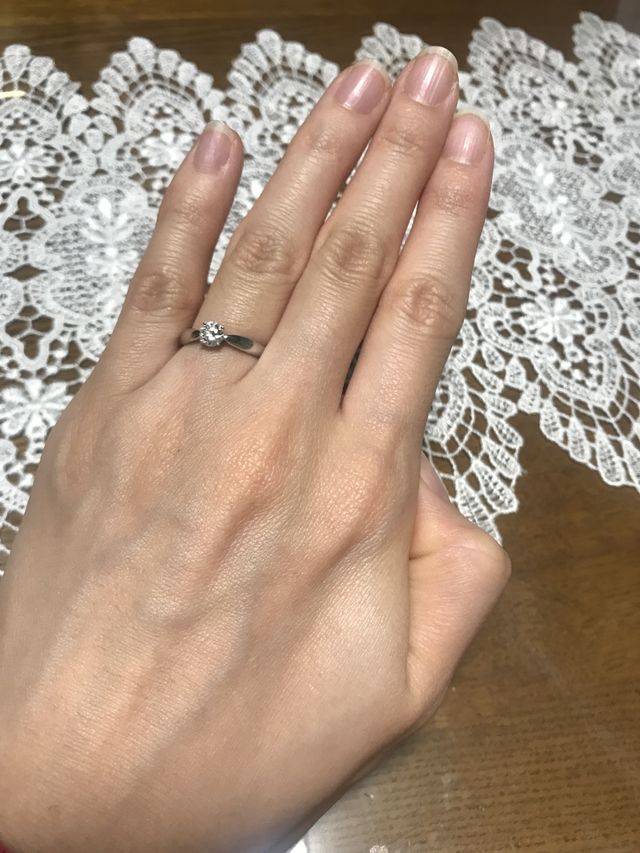 シンプルなので、結婚指輪と重ね付けしやすそう。