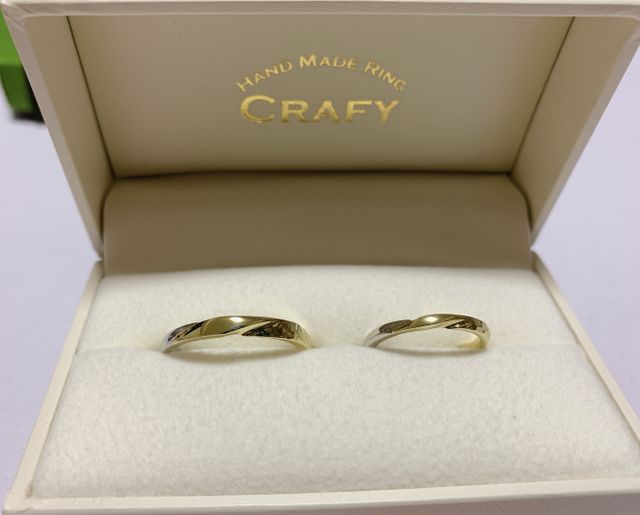 左がプラチナで右かグリーンゴールド（槌目入）