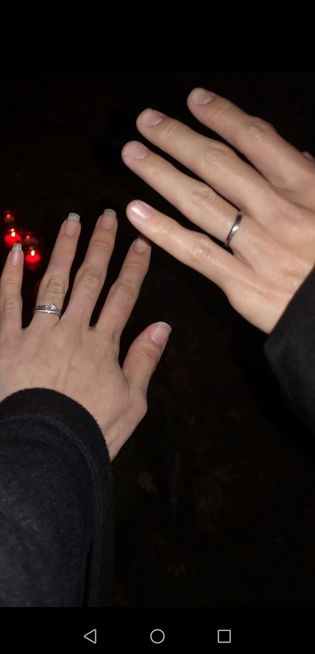 実際のつけている写真です。
指の特徴にあった太さとデザイン。