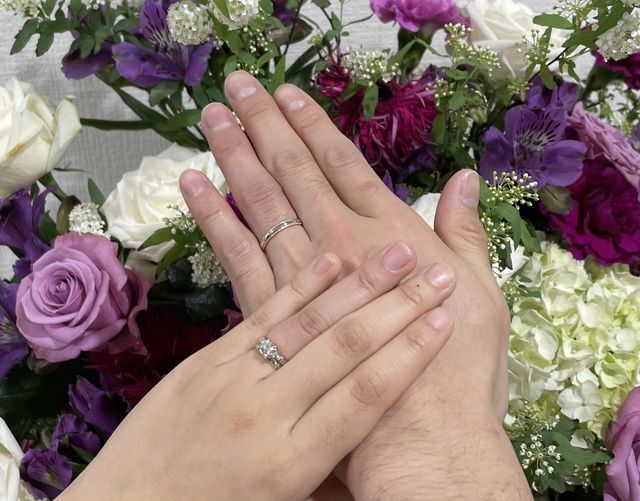 出来上がったその日にお店のお花の前で撮影！