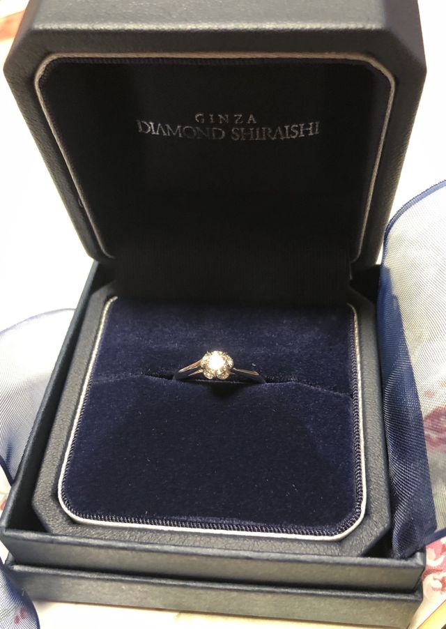 ダイヤがお花の形に見えて可愛いです