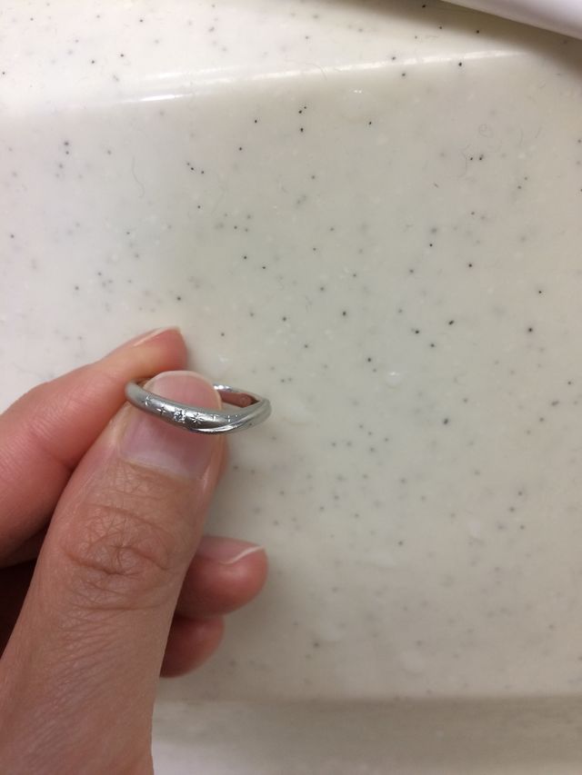 左側にダイヤ、クモリ加工、キラキラ模様が入っています。