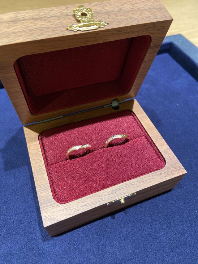 ピンクゴールドが、男性が着けていても自然な色合いです。