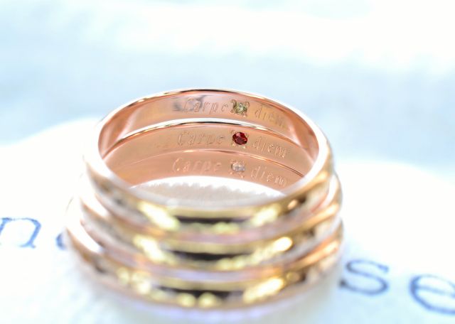 内側には文字入れと誕生石彫り留をしました。