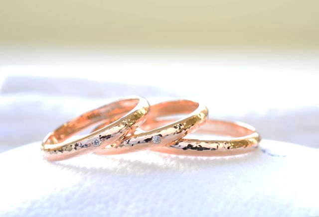 妻と娘には外側にダイヤを彫り留しました。