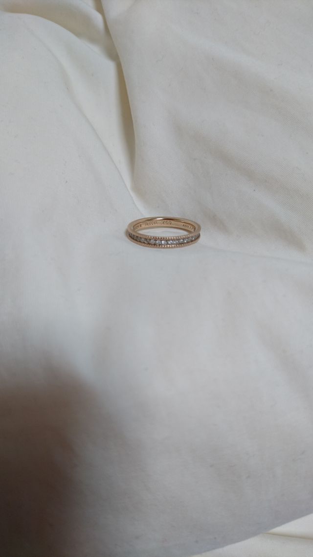 前部分に小さなダイヤで飾られたピンクゴールドの指輪です。