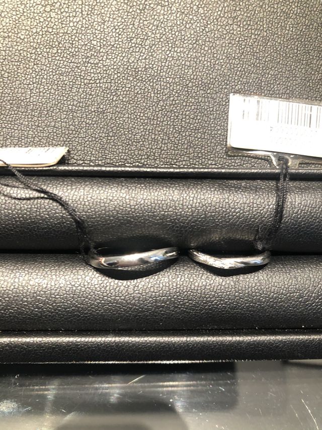 指輪のミル打ちが特徴