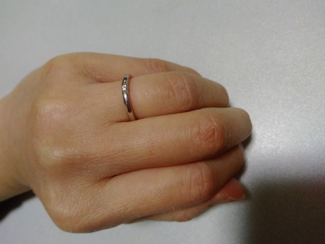 ダイヤの両サイドに溝があり、ダイヤが大きく見えます。