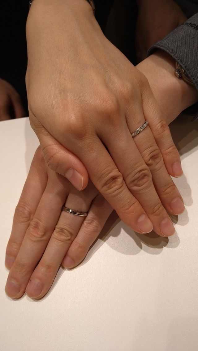 彼とできあがった結婚指輪を試着した時の写真です。