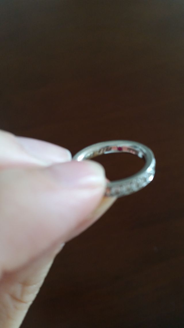 内側に主人の誕生石、刻印あり