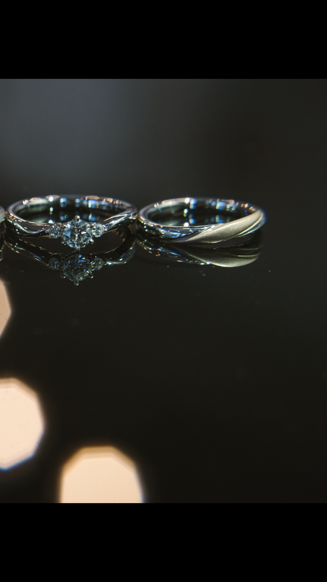 左側はプレゼントの婚約指輪、右側が結婚指輪です。