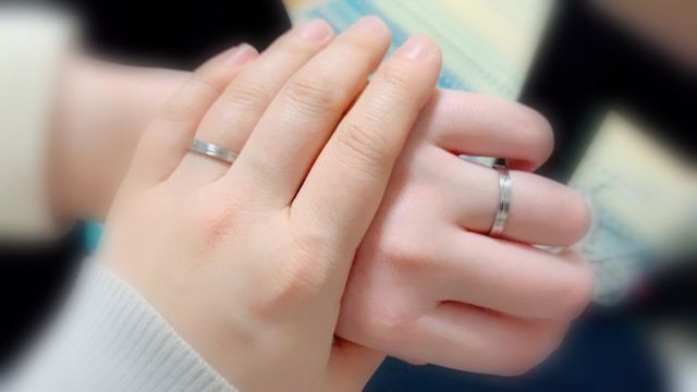 シンプルなウェーブデザインが掘られています