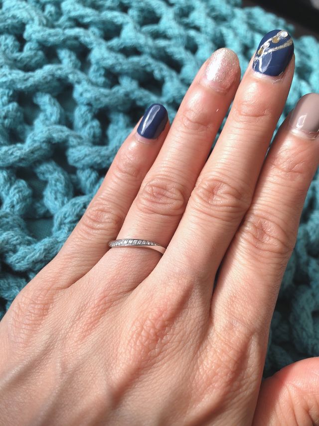 ウェーブのかかったデザインで指を美しく演出してくれます。