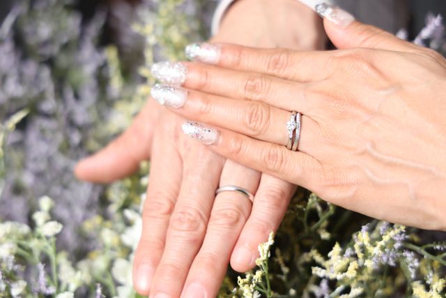結婚指輪と婚約指輪を重ねるとなお希望輝きが増します。