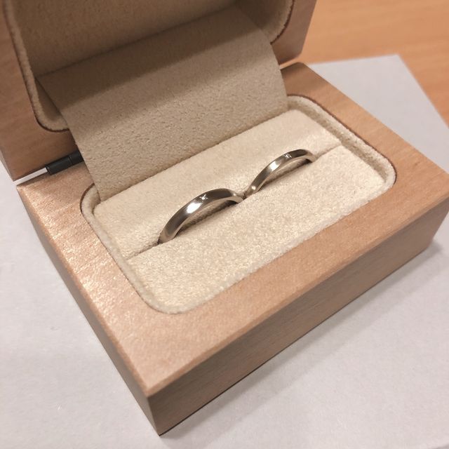 色はホワイトゴールドとイエローゴールド。ダイヤを入れました。