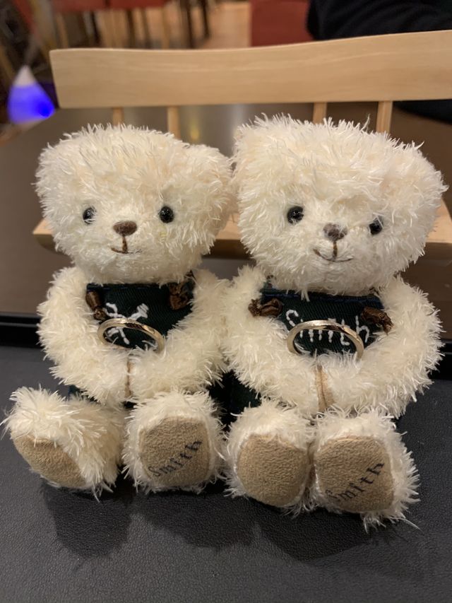 メビウスの輪をイメージ、カラーはホワイトゴールド♪