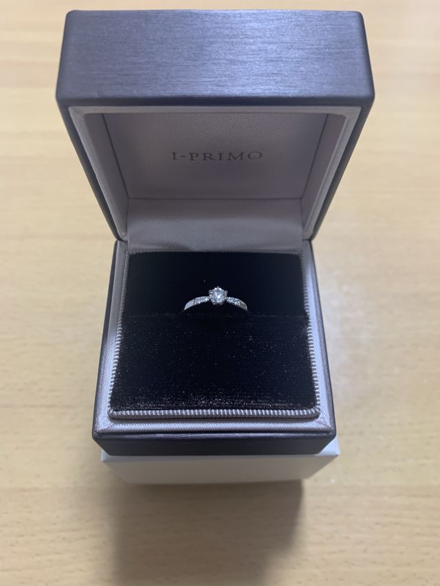 大きいダイヤが真ん中、サイドに小さいダイヤがあるデザイン