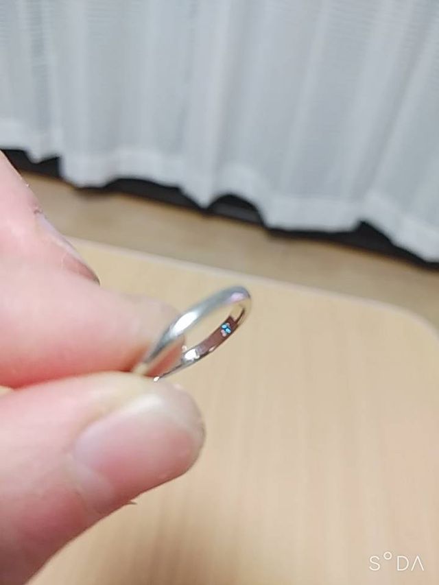 指輪の内側にオプションでプレシャスストーンを埋めました♪