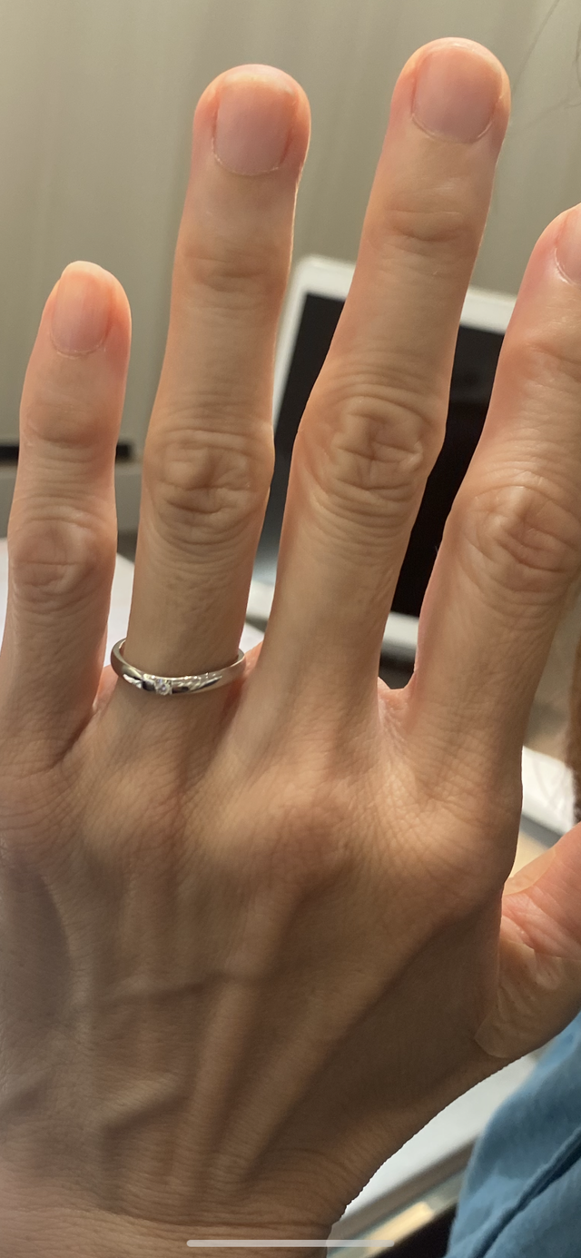 とても緩やかなV字のやや大きめのダイヤモンド一石