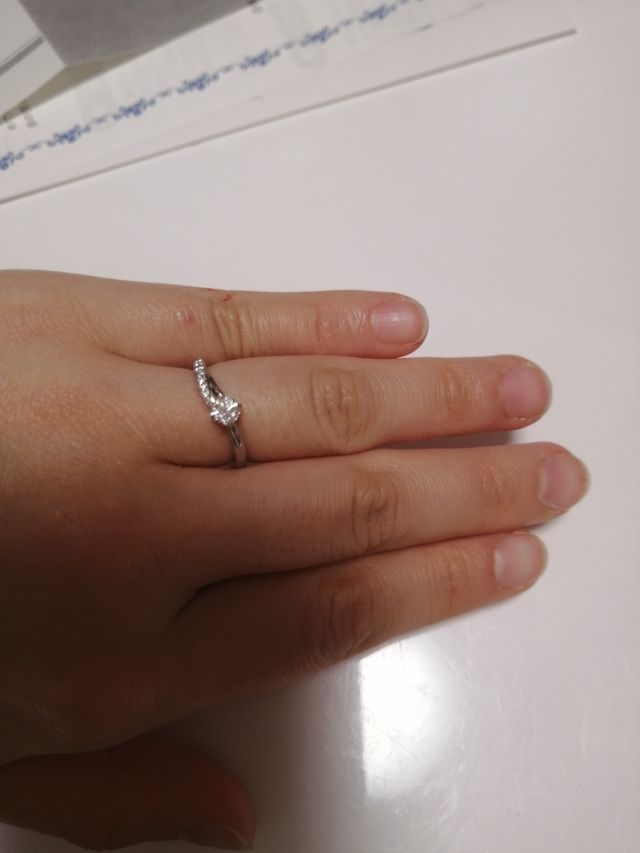 婚約指輪です。真ん中にダイヤモンドがついています。