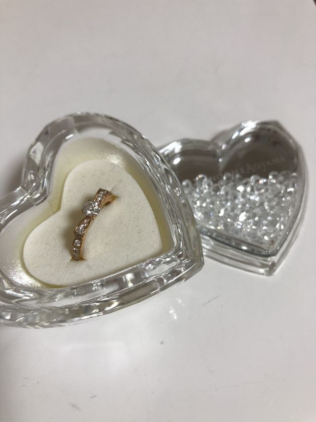 リボンのモチーフになっている可愛いリング。ケースもハート型。