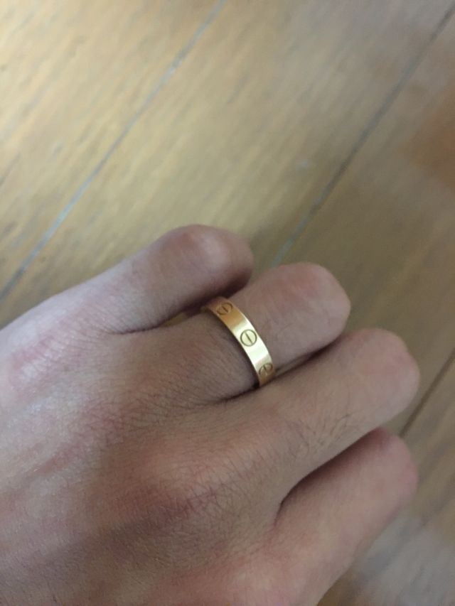 カルティエのラブリングのゴールドです。