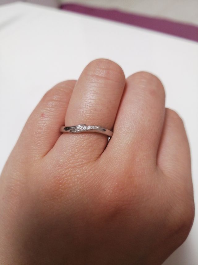 輪がウェーブタイプのため指が細く見える効果があります。