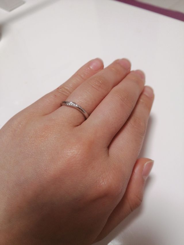 小ぶりですが、細かなダイヤモンドが散りばめられています。