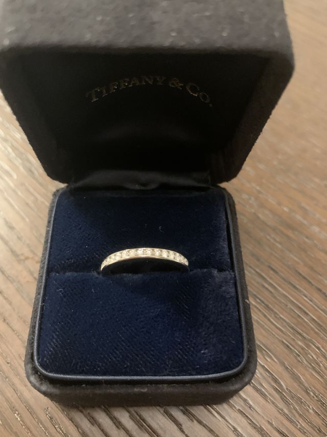 ダイヤモンド、チャネルセッティングのプラチナハーフエタニティ