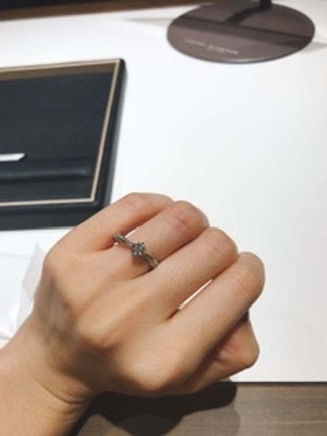 ナナメラインで指が細く見える形だそうです。