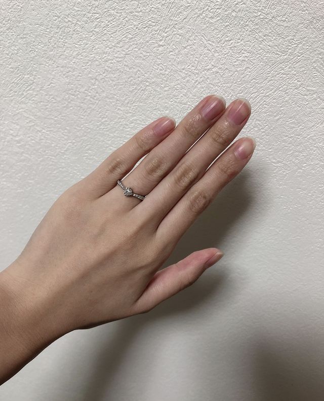 v字で、より指が細く長く見え、一目惚れしたデザインです。