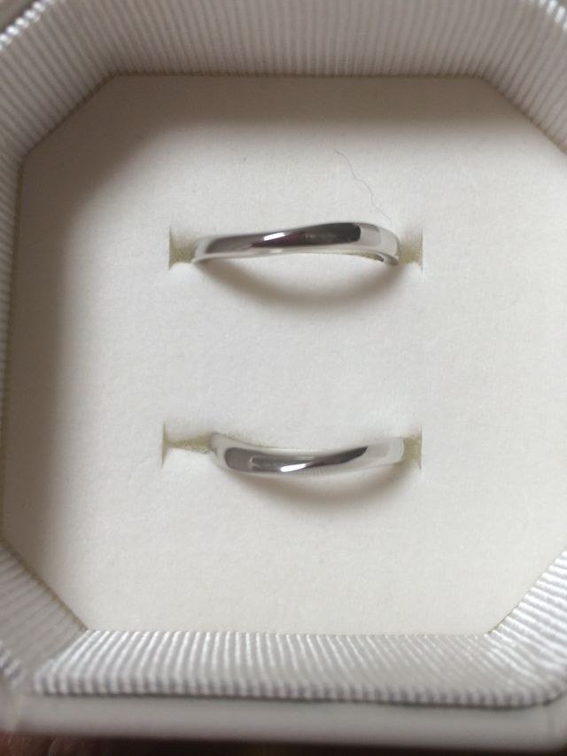 緩やかなＶ字を描いたデザインの指輪です。