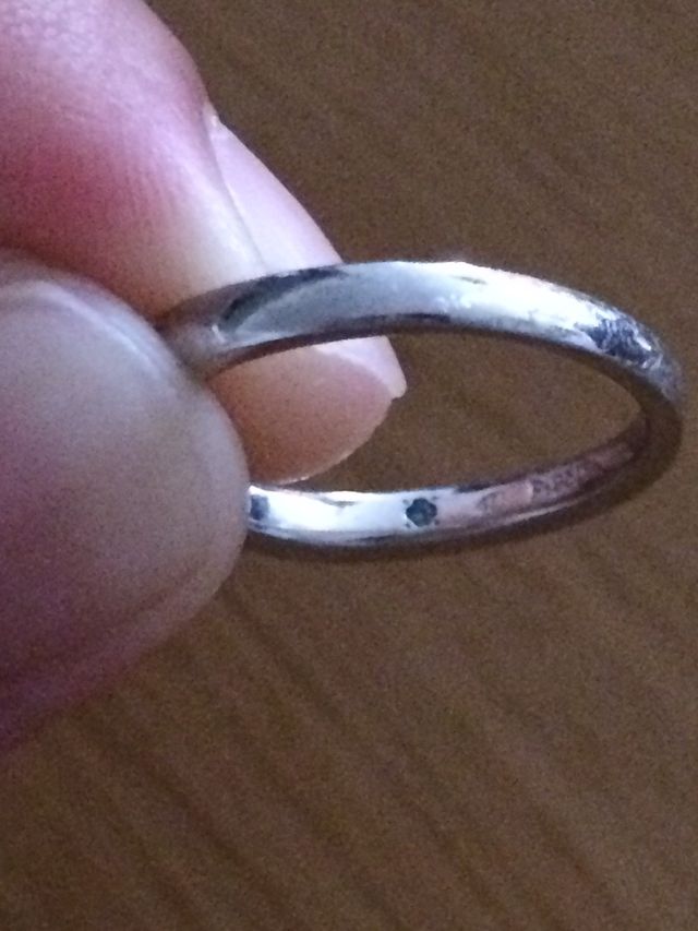 リング内側にﾌﾞﾙｰﾀﾞｲﾔを埋め込んでもらいました。