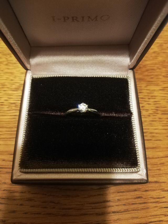 婚約指輪です。シンプルなタイプにしました。