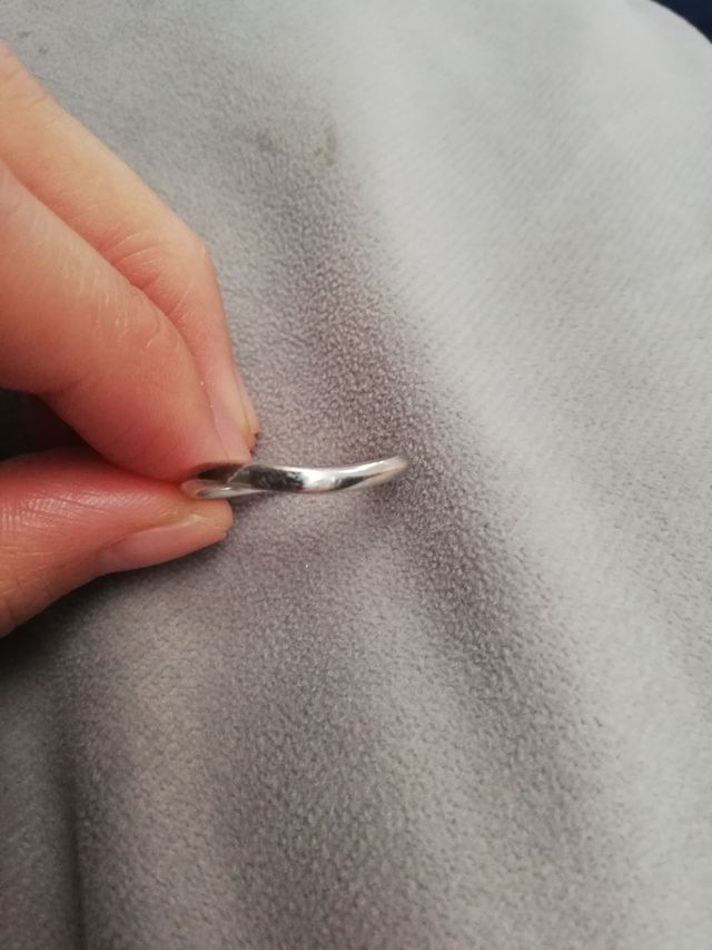 男性用です。ウェーブしたシンプルなデザインでふ。