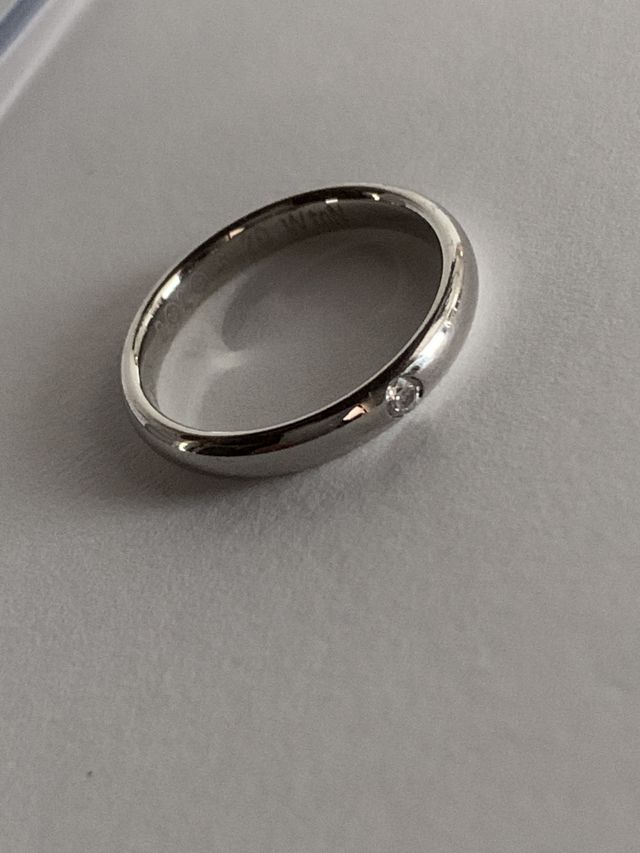 裏側にも幸せを意味するブルーの石が入っている。