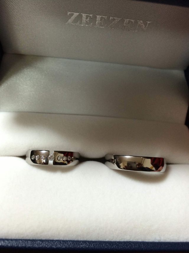 ケースに入ったエンゲージリング(ペアリング)