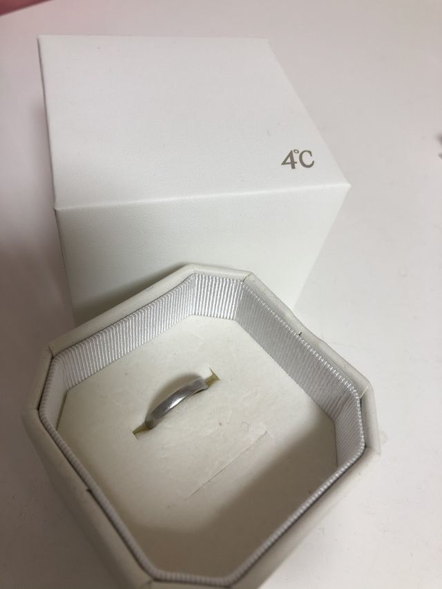 普段から夫婦共につけているので、女性用のみの写真です