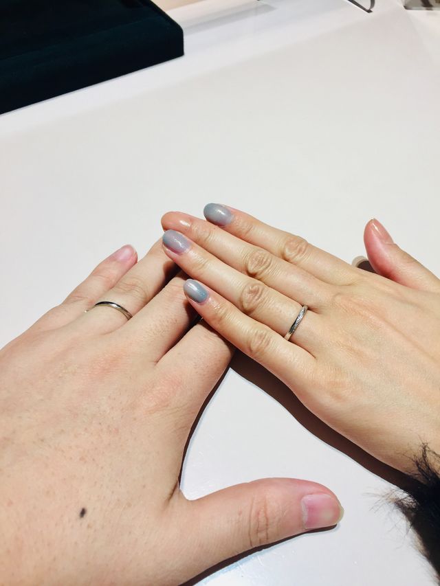 サイズ調整する前の雰囲気を試着して確認しています。