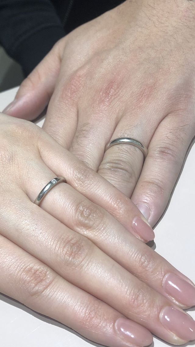 お店で指輪をはめた写真