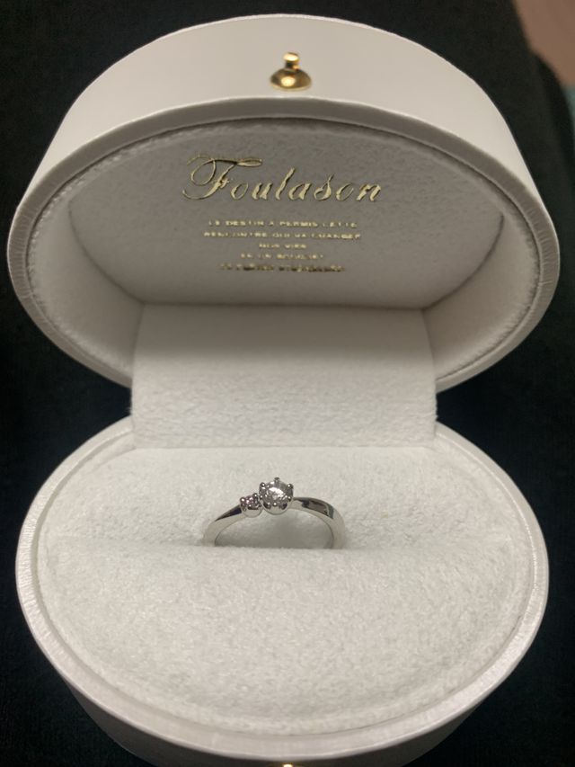 センターにダイヤ、横にピンクダイヤを１つつけたものです。