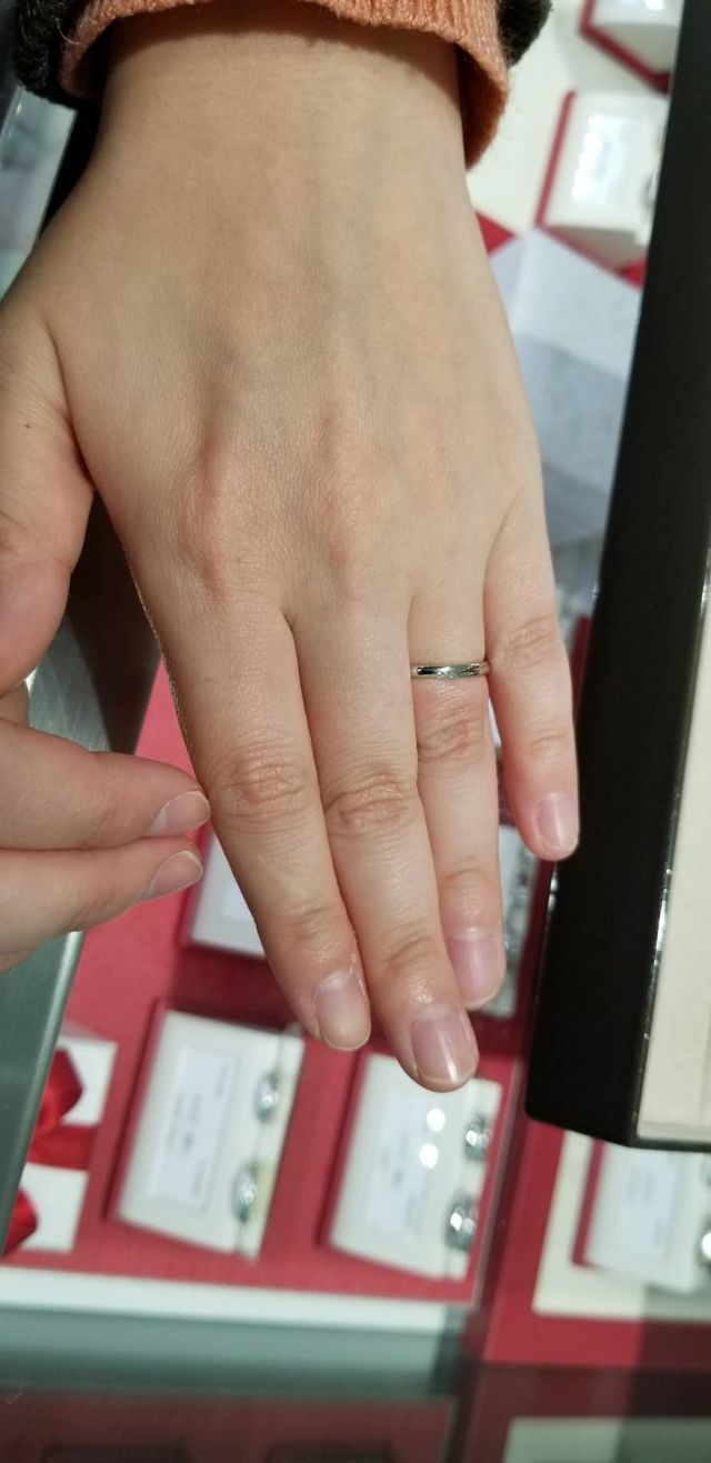 彩という名前の指輪でした
シンプルなデザインです