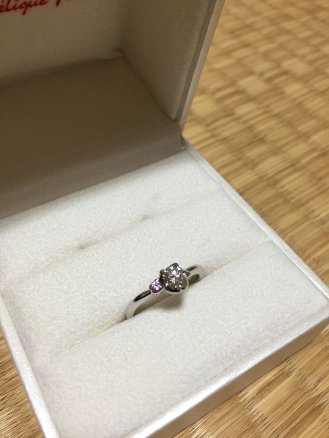 ダイヤの横にカラーダイヤも入れてもらいました。