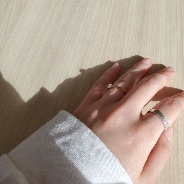 人差し指は違うのですが薬指が婚約指輪です