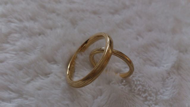 マット加工に木目模様が施されていています