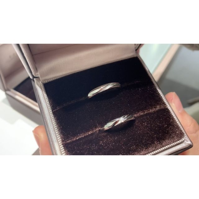 新郎の指輪は斜めのライン部分をツヤ消し加工しています。