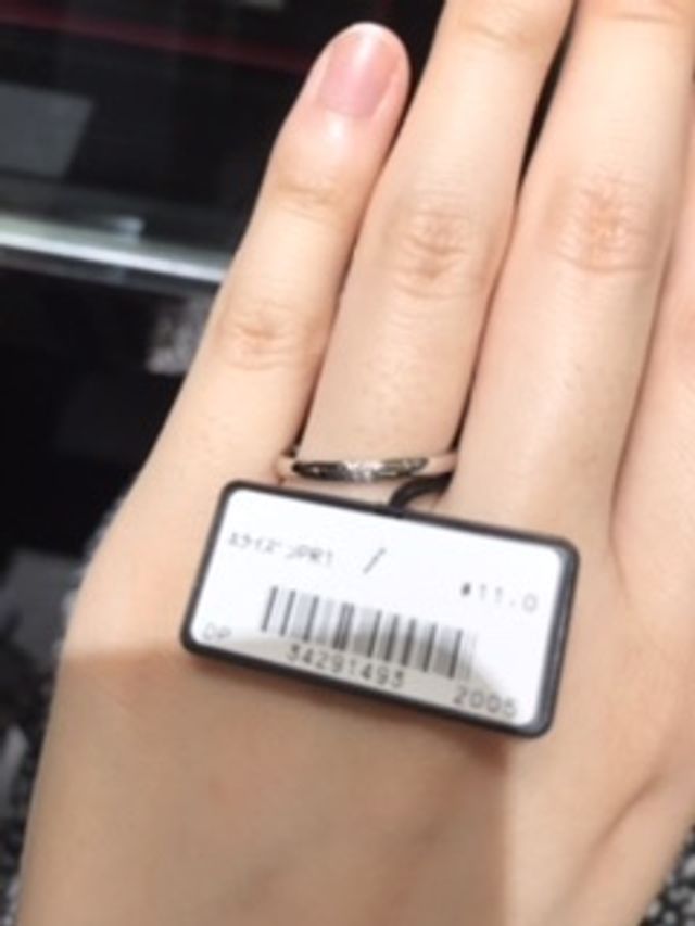 ダイヤモンド一石でも強い輝きがあり、とても綺麗でした。